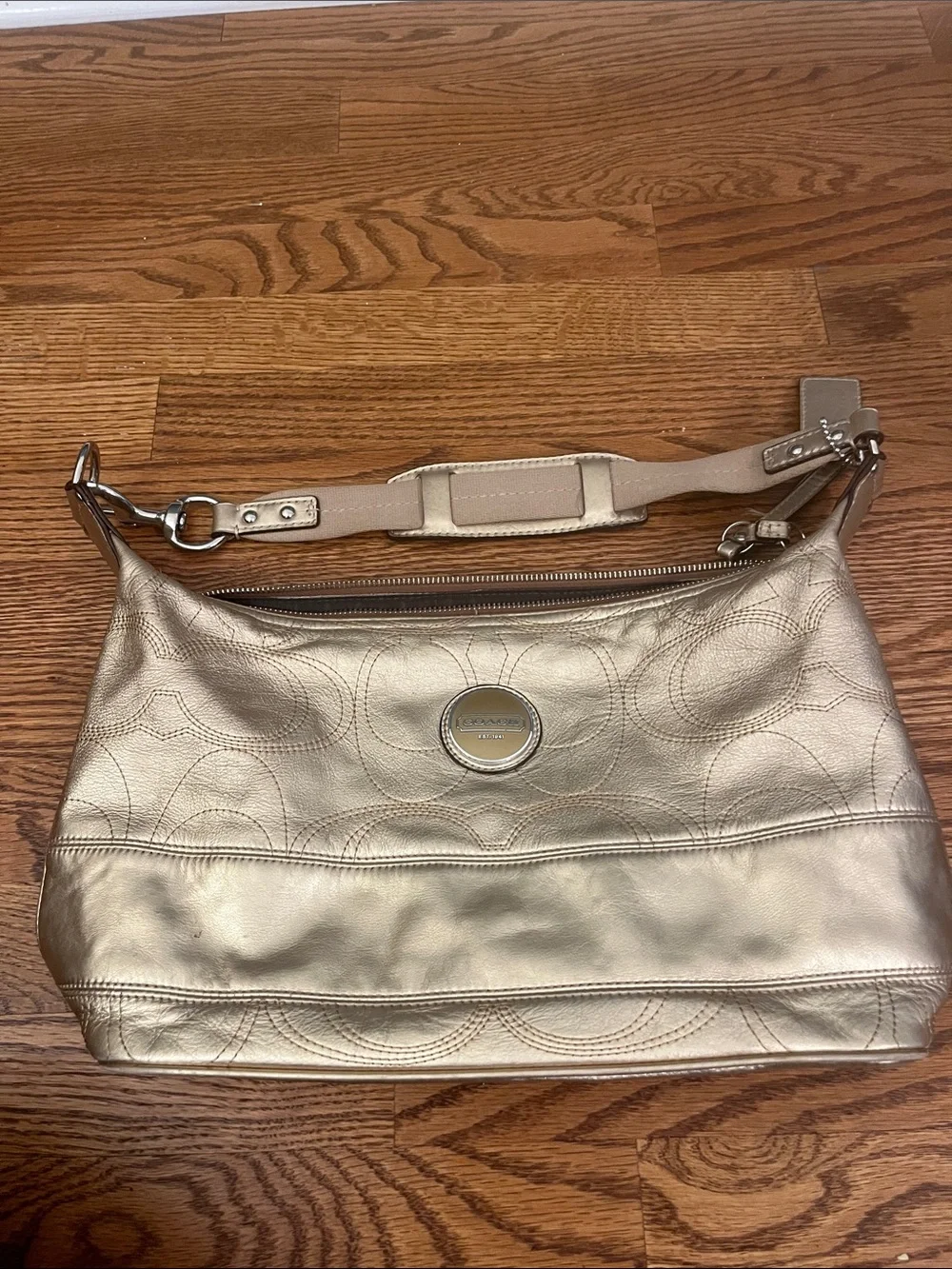 Coach F18882 Signature Stitch Gold Metallic Leather Hobo Shoulder Bag COA